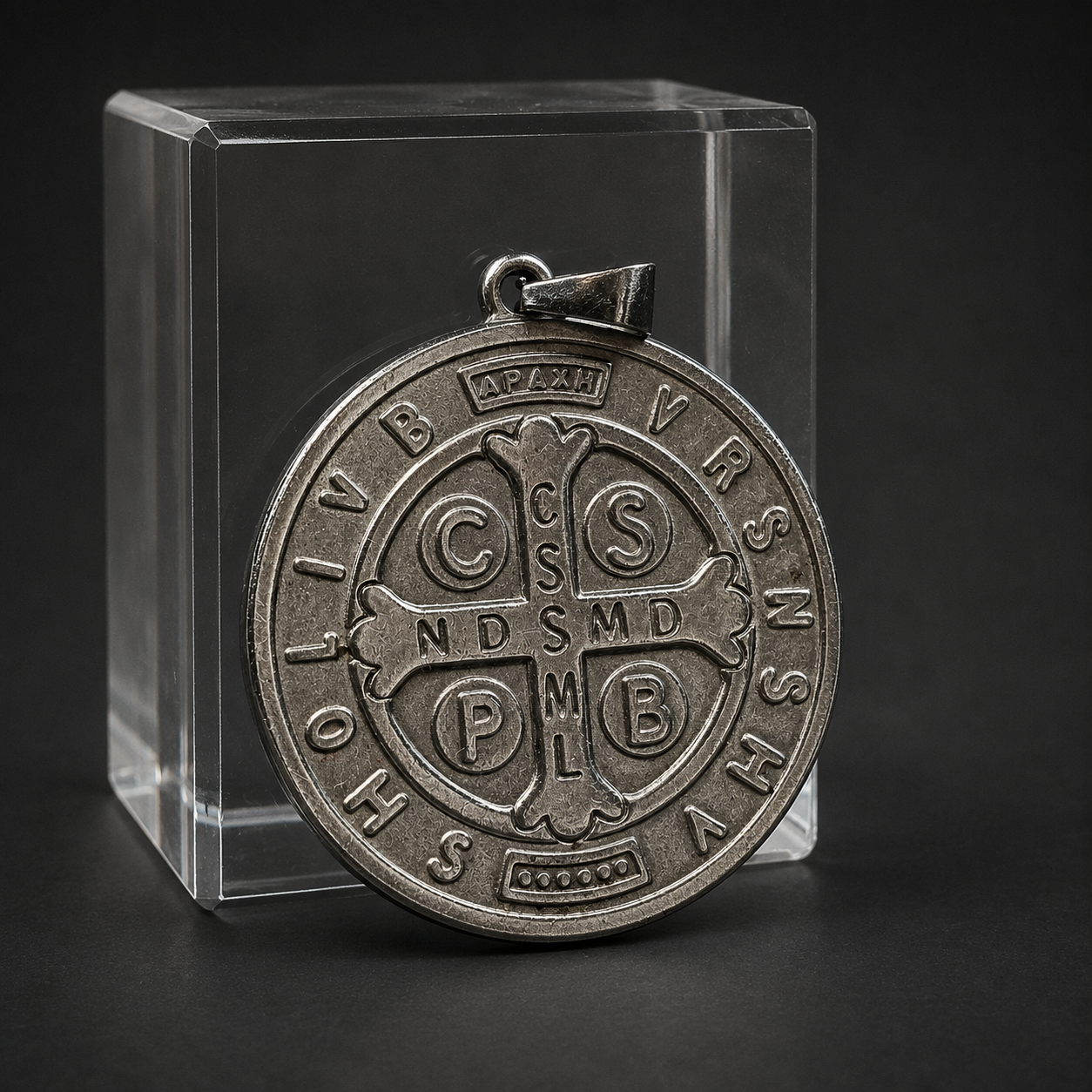 Medalla de San Benito en metal plateado, ca. 1950. Medalla de San Benito en metal plateado, ca. 1950.