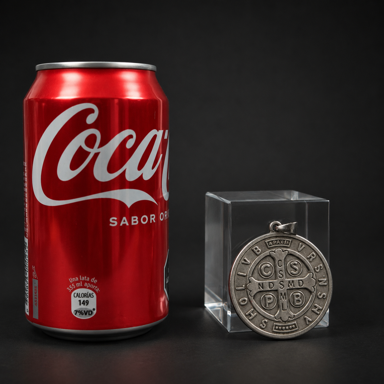 Medalla de San Benito en metal plateado, ca. 1950. Medalla de San Benito en metal plateado, ca. 1950.