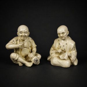 Pareja de monjes japoneses en cerámica craquelada, ca. 1930.