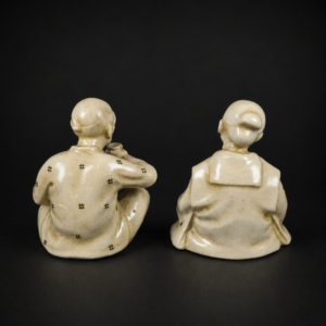 Pareja de monjes japoneses en cerámica craquelada, ca. 1930. Pareja de monjes japoneses en cerámica craquelada, ca. 1930.