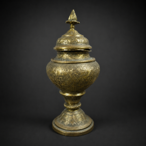 Copa ceremonial de bronce cincelado con tapa, ca. 1950.