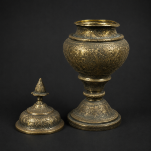Copa ceremonial de bronce cincelado con tapa, ca. 1950.