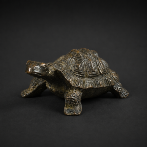 Pequeña tortuga de bronce macizo, ca. 1950.