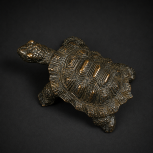 Pequeña tortuga de bronce macizo, ca. 1950.