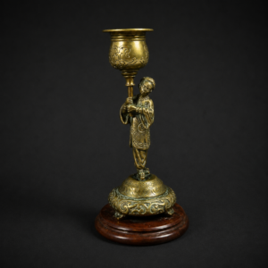 Candelero oriental en bronce con figura, ca. 1900.