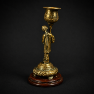 Candelero oriental en bronce con figura, ca. 1900.