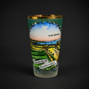 Vaso souvenir “Recuerdo de Montevideo – Playa Ramírez”, ca. 1910.