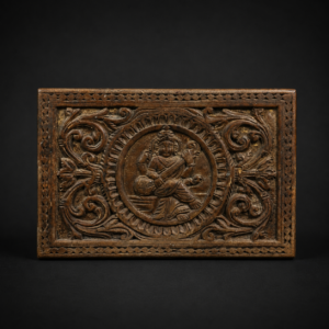 Placa tallada con Saraswati en madera, ca. 1950.