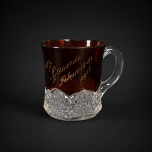 Taza de cristal rubí grabada de recuerdo, ca. 1916.