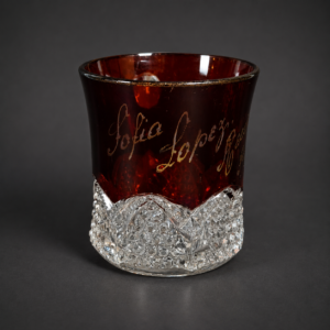 Taza de cristal rubí grabada de recuerdo, ca. 1916.