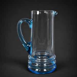 Jarra de vidrio soplado azul, ca. 1970.