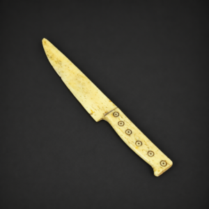 Abrecartas tallado en hueso con forma de cuchillo, ca. 1920.