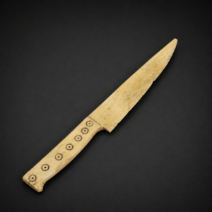 Abrecartas tallado en hueso con forma de cuchillo, ca. 1920.