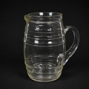 Jarra de pulpería en vidrio prensado, ca. 1930–1940.