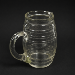 Jarra de pulpería en vidrio prensado, ca. 1930–1940.