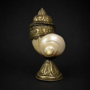 Caracola ritual tibetana con montura de metal, ca. 1950.