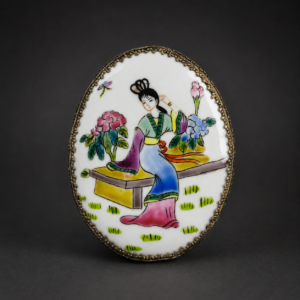 Caja oriental en porcelana pintada a mano, ca. 1920.