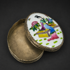 Caja oriental en porcelana pintada a mano, ca. 1920.