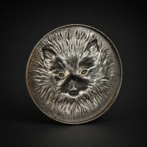 Compacto de tocador con gato en relieve, ca. 1900.