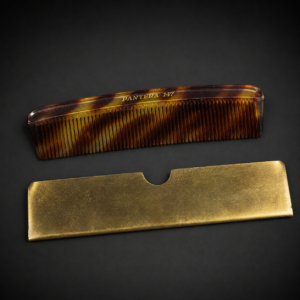 Peine Pantera con estuche metálico, ca. 1950.
