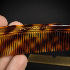 Peine Pantera con estuche metálico, ca. 1950.