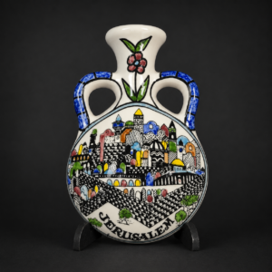 Florero cerámico de pared con vista de Jerusalén, ca. 1970.
