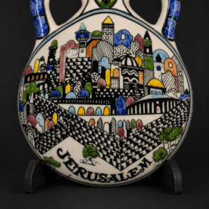 Florero cerámico de pared con vista de Jerusalén, ca. 1970.