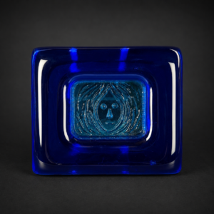 Inicio Cenicero artístico en vidrio azul con rostro, ca. 1960–1970.