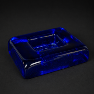 Cenicero artístico en vidrio azul con rostro, ca. 1960–1970. Cenicero artístico en vidrio azul con rostro, ca. 1960–1970.