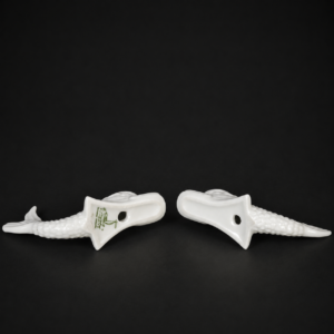 Apoyacubiertos de porcelana Verbano con delfines, ca. 1950. Apoyacubiertos de porcelana Verbano con delfines, ca. 1950.