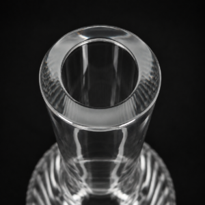 Gran florero de cristal tallado europeo, ca. 1950–1960. Gran florero de cristal tallado europeo, ca. 1950–1960.