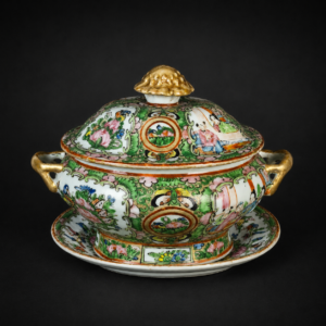 Inicio Sopera china Rose Medallion con bandeja, ca. 1880.