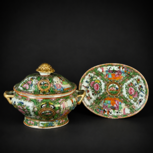 Sopera china Rose Medallion con bandeja, ca. 1880. Sopera china Rose Medallion con bandeja, ca. 1880.