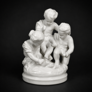 Grupos escultóricos de putti en porcelana europea, ca. 1900. Grupos escultóricos de putti en porcelana europea, ca. 1900.