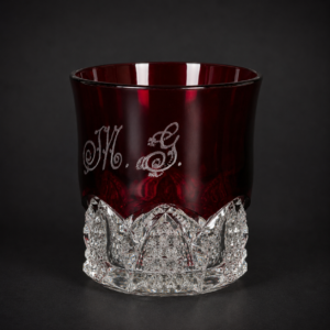 Taza souvenir en cristal rojo rubí, ca. 1900. Taza souvenir en cristal rojo rubí, ca. 1900.