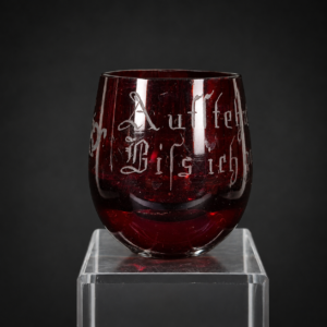 Inicio Copa en vidrio rubí grabado con inscripción romántica, ca. 1880.