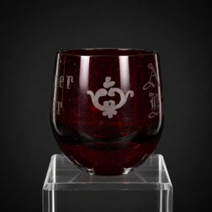 Copa en vidrio rubí grabado con inscripción romántica, ca. 1880. Copa en vidrio rubí grabado con inscripción romántica, ca. 1880.