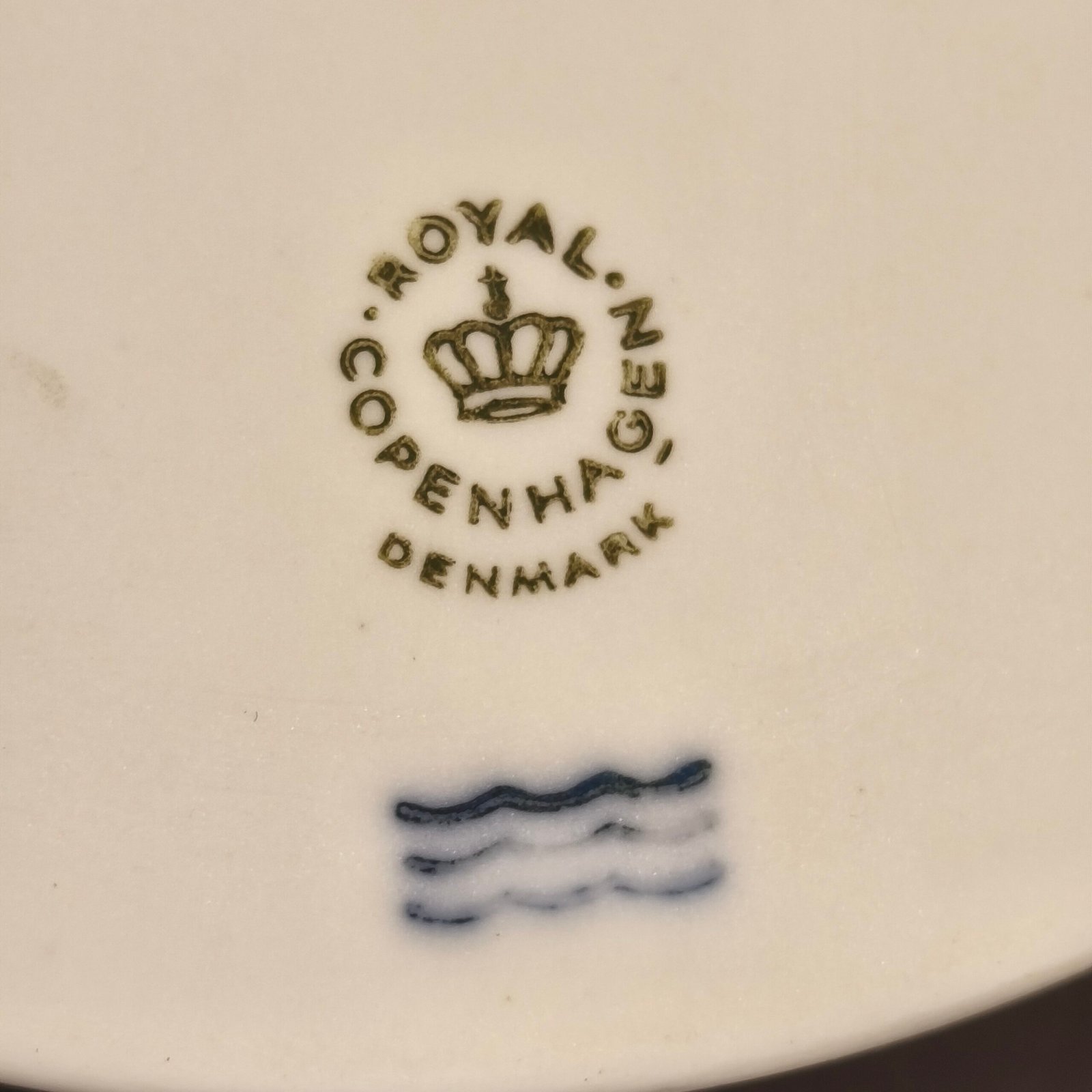 Placa de porcelana Royal Copenhagen en biscuit, ca. 1950. Placa de porcelana Royal Copenhagen en biscuit, ca. 1950.