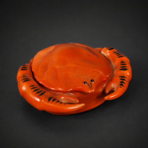 Simpático recipiente de cerámica checa con forma de cangrejo, ca. 1950–1960.