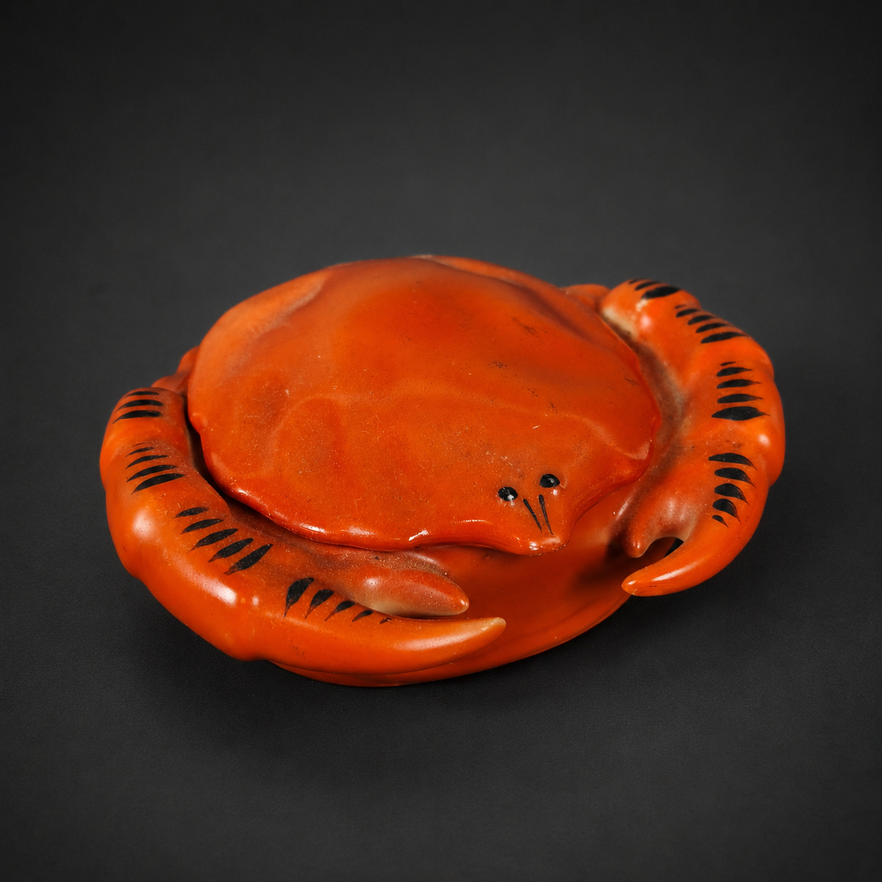 Simpático recipiente de cerámica checa con forma de cangrejo, ca. 1950–1960. Simpático recipiente de cerámica checa con forma de cangrejo, ca. 1950–1960.