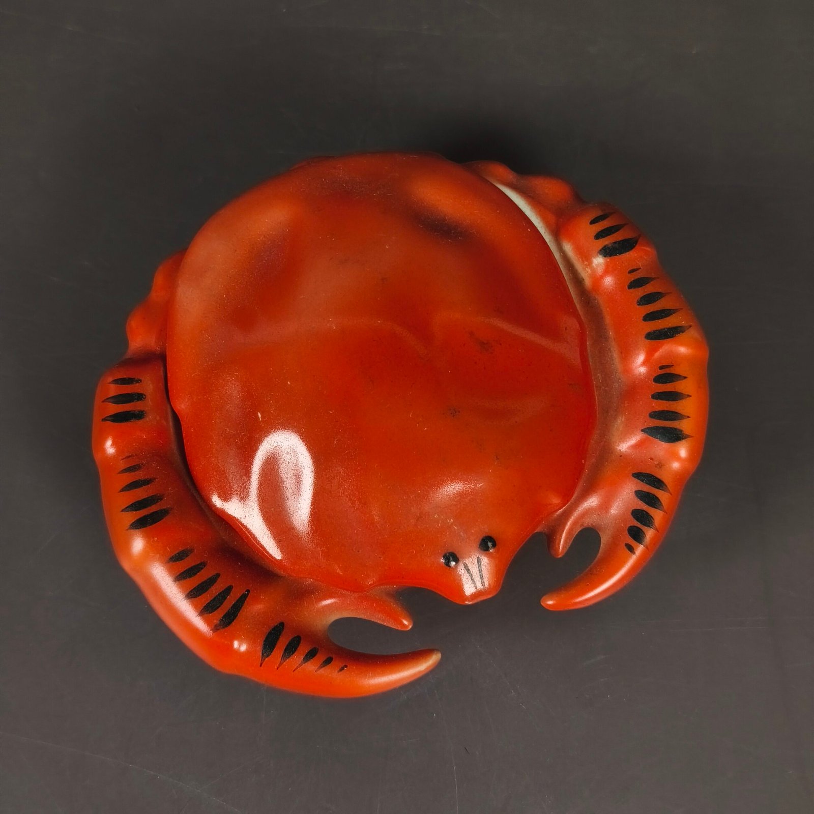 Simpático recipiente de cerámica checa con forma de cangrejo, ca. 1950–1960. Simpático recipiente de cerámica checa con forma de cangrejo, ca. 1950–1960.