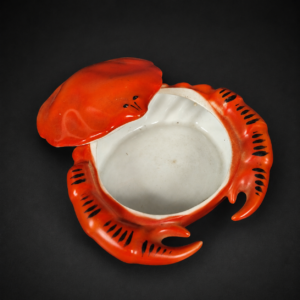 Simpático recipiente de cerámica checa con forma de cangrejo, ca. 1950–1960.