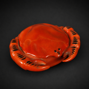 Simpático recipiente de cerámica checa con forma de cangrejo, ca. 1950–1960.