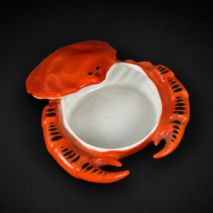 Simpático recipiente de cerámica checa con forma de cangrejo, ca. 1950–1960.