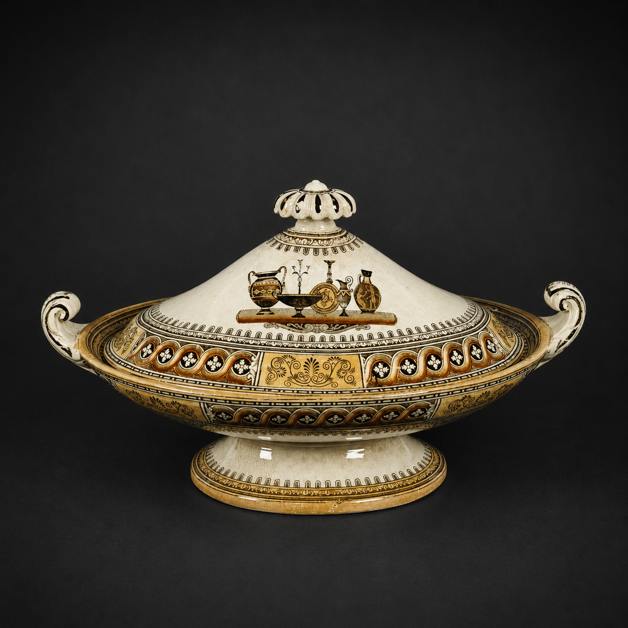 Elegante sopera estilo Etruscan Vases, ca. 1900. Elegante sopera estilo Etruscan Vases, ca. 1900.