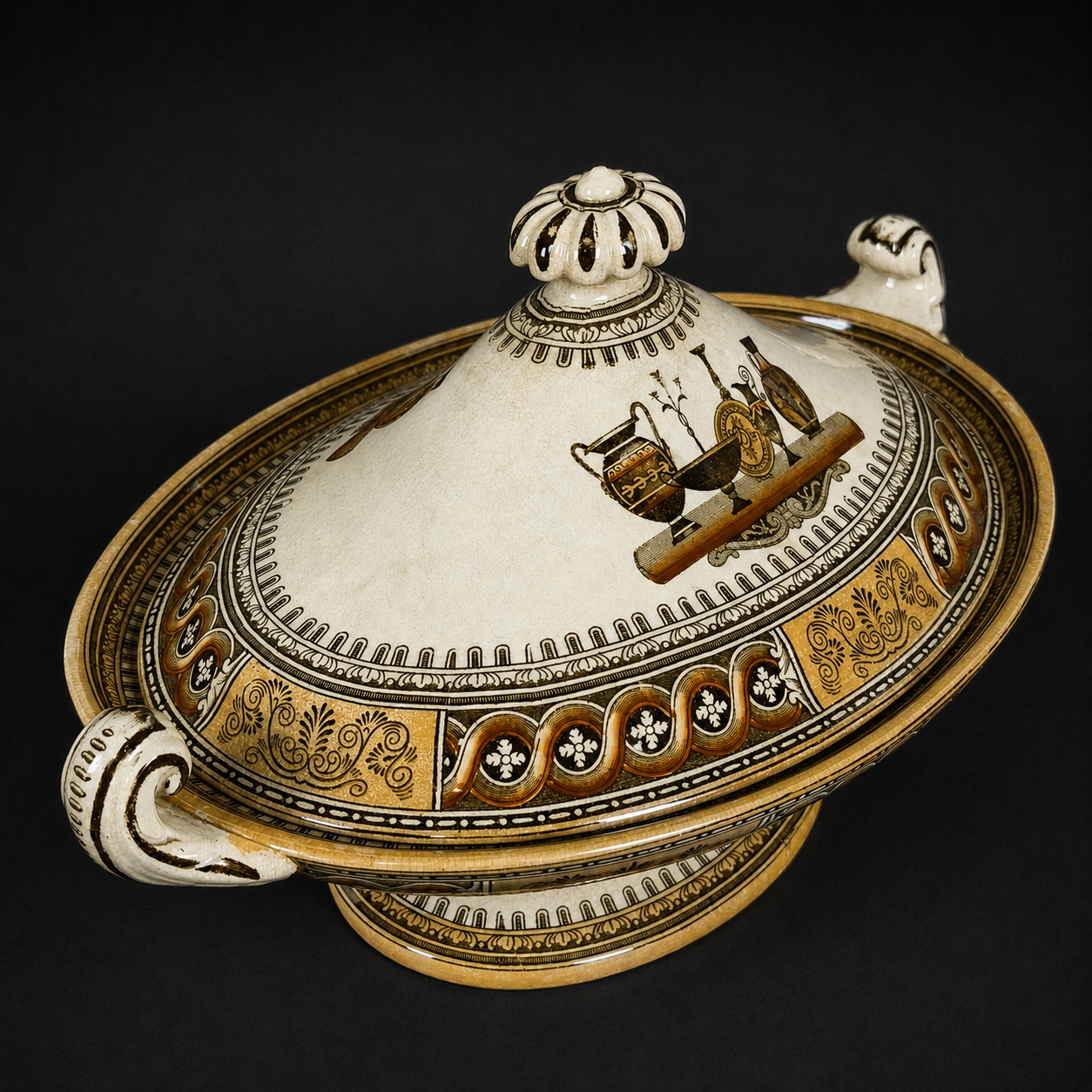 Elegante sopera estilo Etruscan Vases, ca. 1900. Elegante sopera estilo Etruscan Vases, ca. 1900.