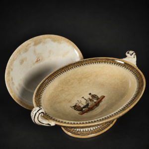 Elegante sopera estilo Etruscan Vases, ca. 1900. Elegante sopera estilo Etruscan Vases, ca. 1900.