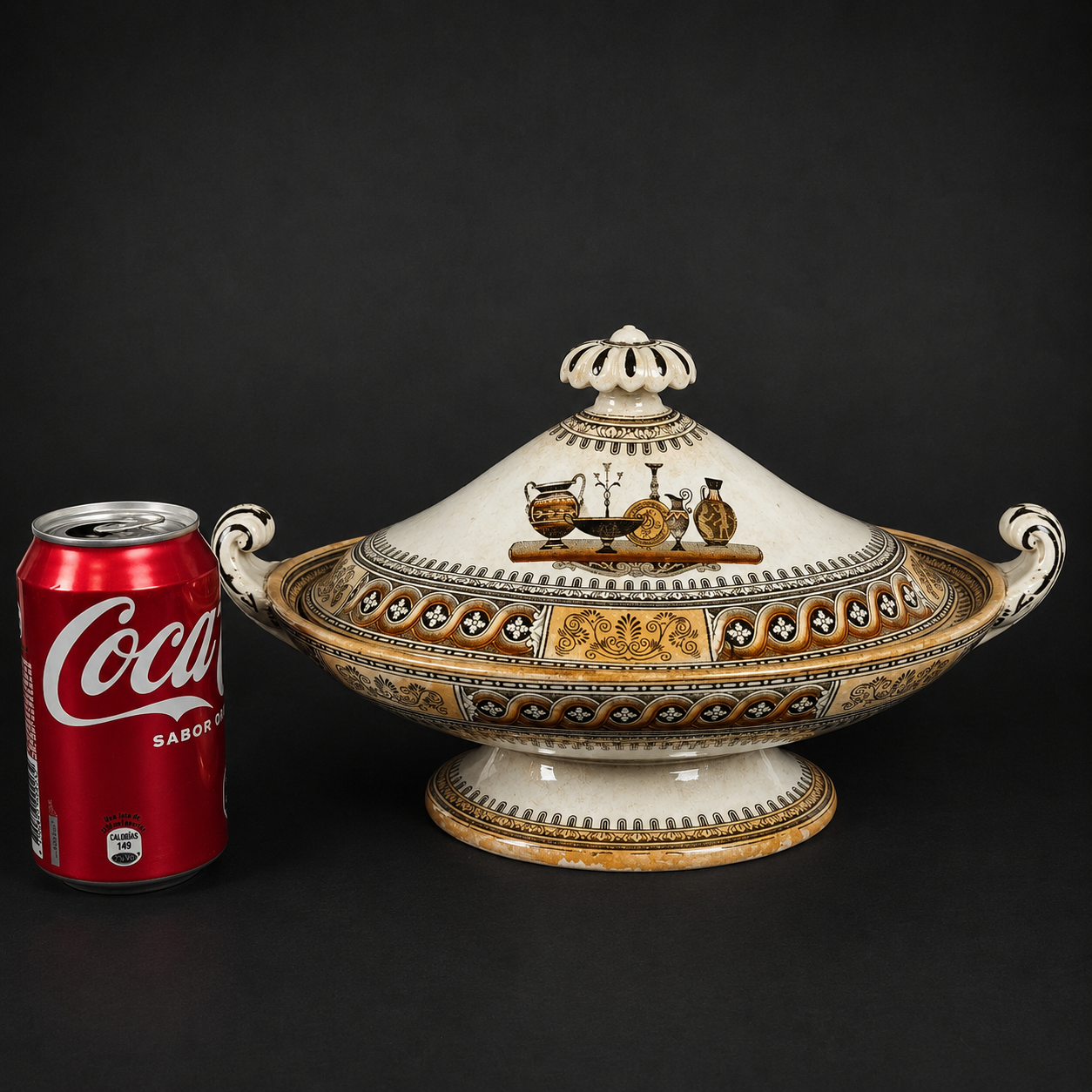 Elegante sopera estilo Etruscan Vases, ca. 1900. Elegante sopera estilo Etruscan Vases, ca. 1900.