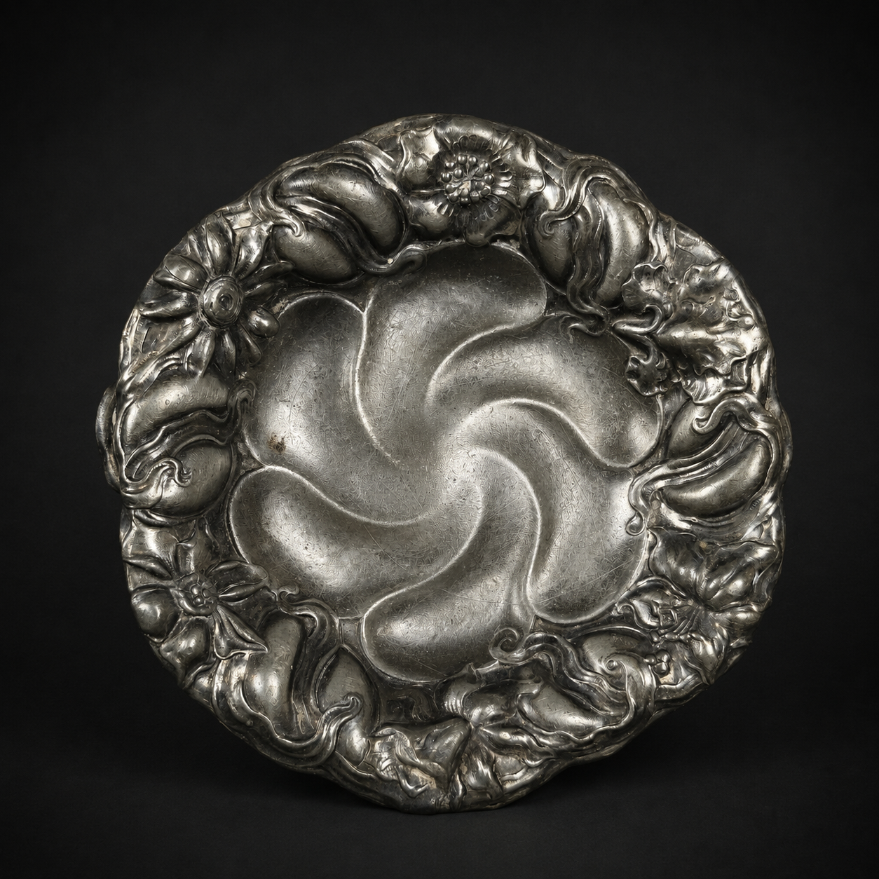 Antiguos platos Art Nouveau Forbes Silver Co., ca. 1900. Antiguos platos Art Nouveau Forbes Silver Co., ca. 1900.