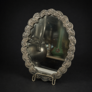 Elegante espejo de tocador con pavo real repujado, ca. 1920.